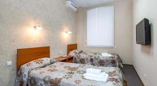 Гостиница Самара Люкс Самара Двухместный номер эконом-класса с 2 отдельными кроватями и общей ванной комнатой-1