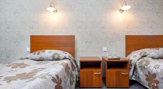Гостиница Самара Люкс Самара Двухместный номер эконом-класса с 2 отдельными кроватями и общей ванной комнатой-2